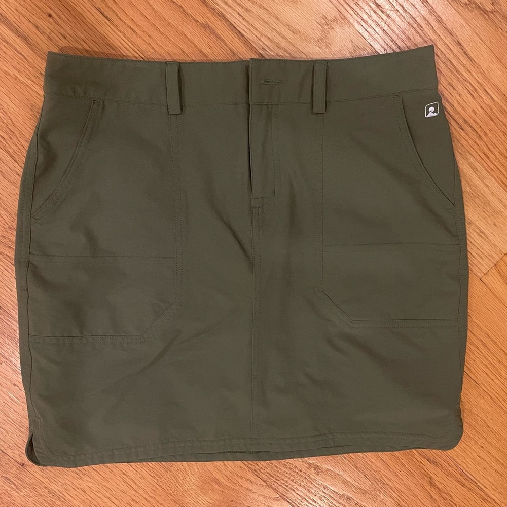 EMS Eastern Mountain Sports Skort Women’s Size 4 Olive Green 3 pocket